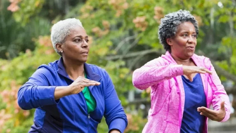 idosas-praticando-tai-chi-chuan-terceira