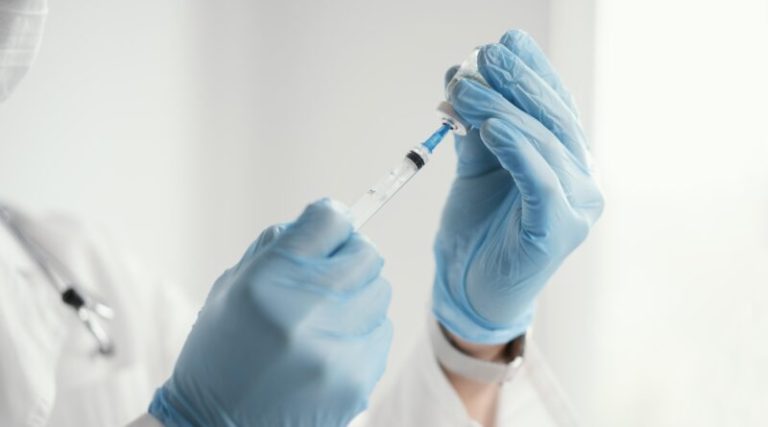 doctor-getting-ready-vaccine-patient-800