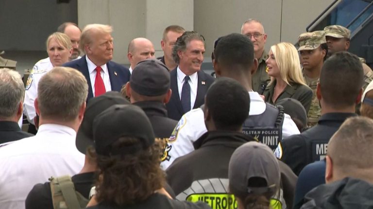 06- TRUMP VISITA TROPAS
