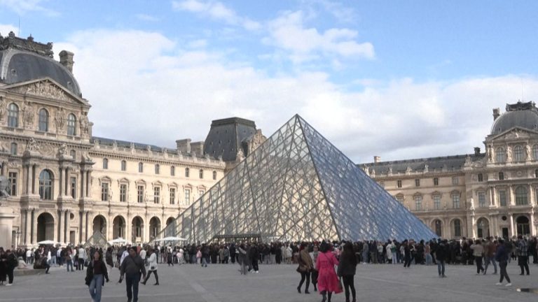 09- SUSPEITOS LOUVRE