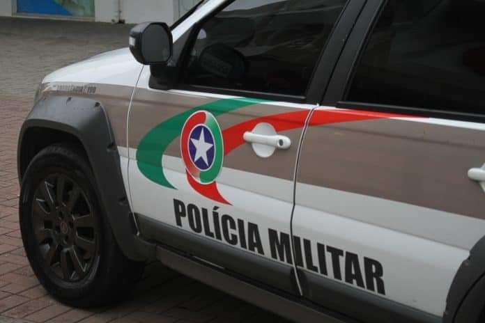 mulher-embriagada-agride-policiais-em-it