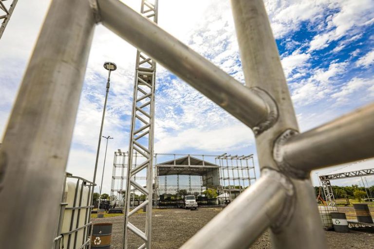 CULTURA - Montagem das estruturas do Réveillon 2026 no Parque H