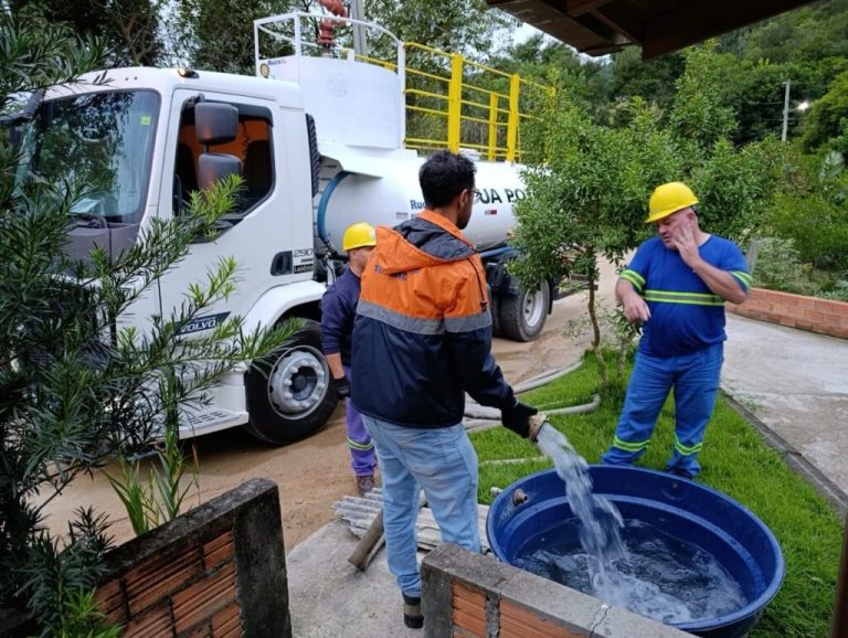 Caminhões pipa tentam mitigar problema do abastecimento