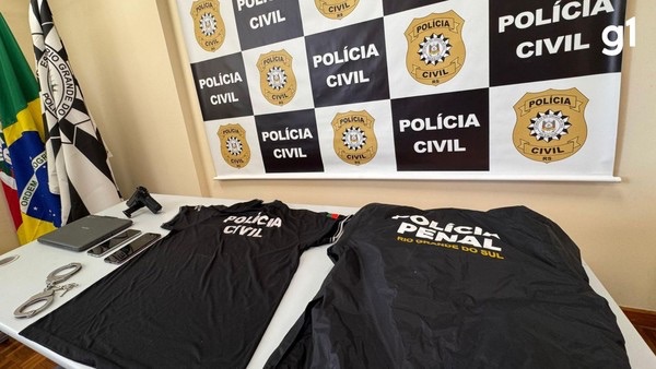 Falsos uniformes apreendidos com a dupla