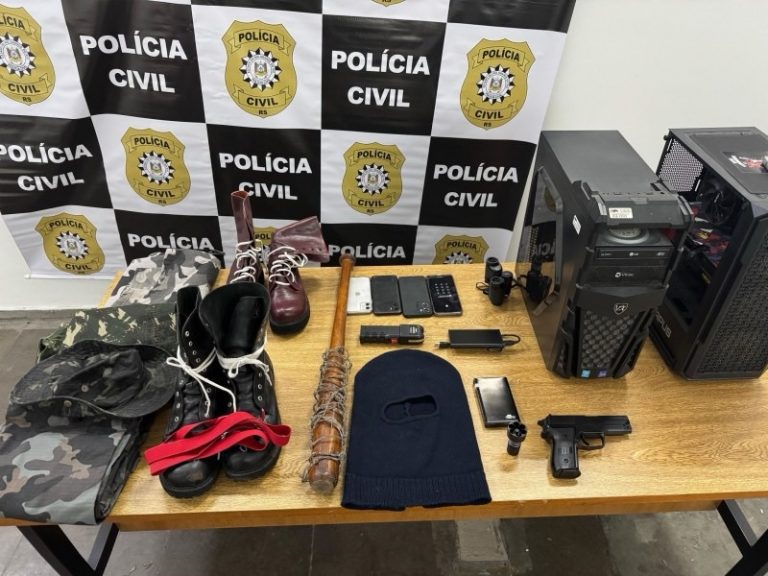 Foram apreendidos um taco de beisebol, aparelho de choque de segurança pessoal, desenhos neonazistas e máscaras