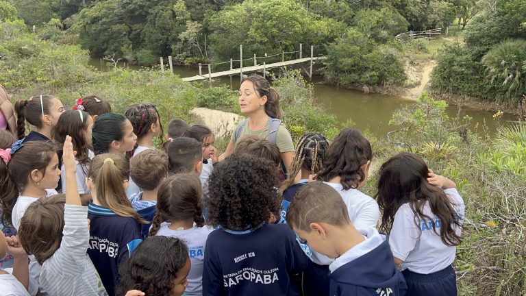 Saida de Campos com os alunos para o Rio do Poeta