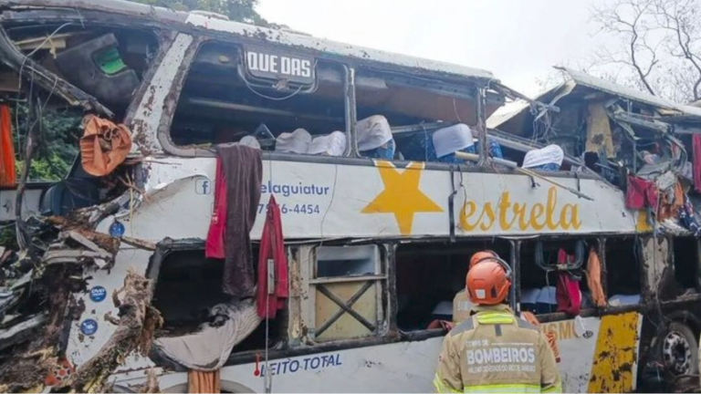 01 ACIDENTE ÔNIBUS PETRÓPOLIS